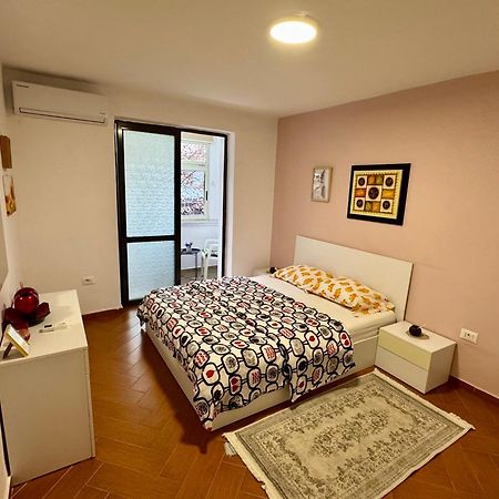 Skerdi'S Apartment - City Center Tirana Buitenkant foto
